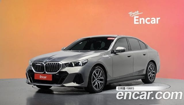 BMW 5 Series — фото 1