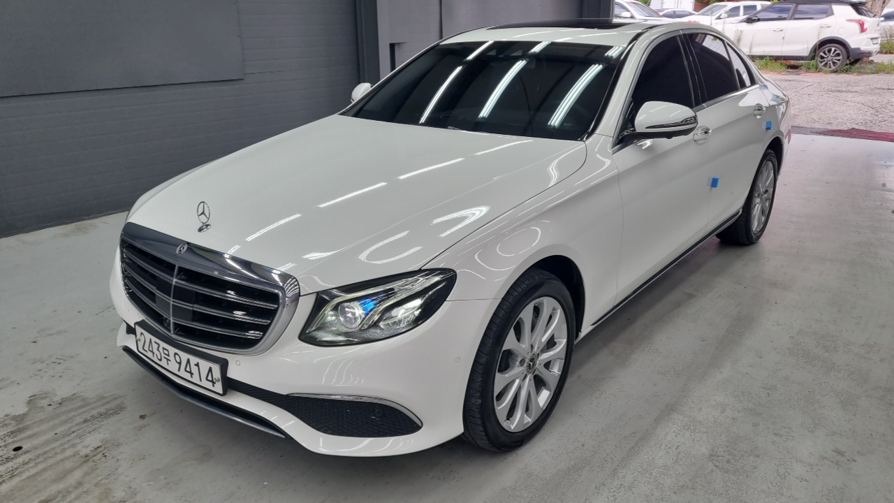 Mercedes-Benz E-Class — фото 1