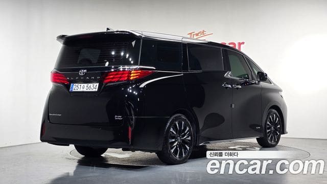 Toyota Alphard — фото 1