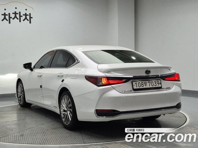 Lexus ES300h — фото 1