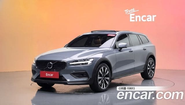 Volvo V60 Cross Country — фото 1