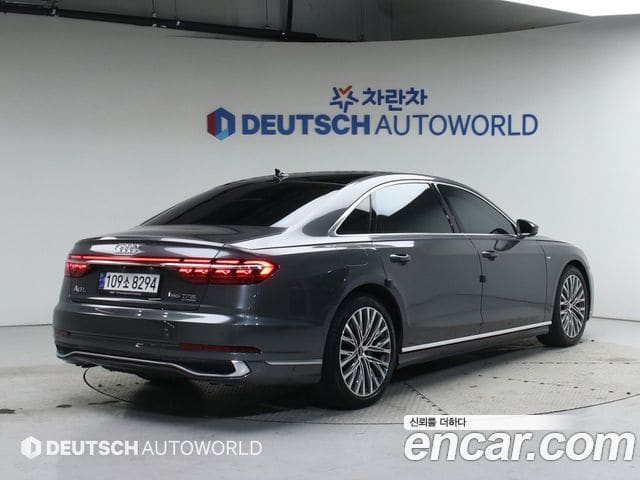 Audi A8 — фото 1