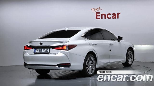 Lexus ES300h — фото 1