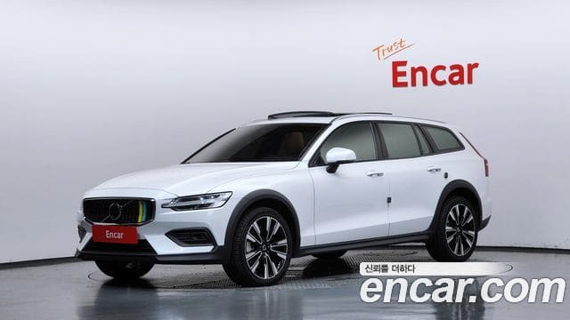 Volvo V60 Cross Country — фото 1