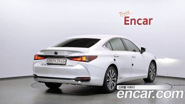 Lexus ES300h — фото 1