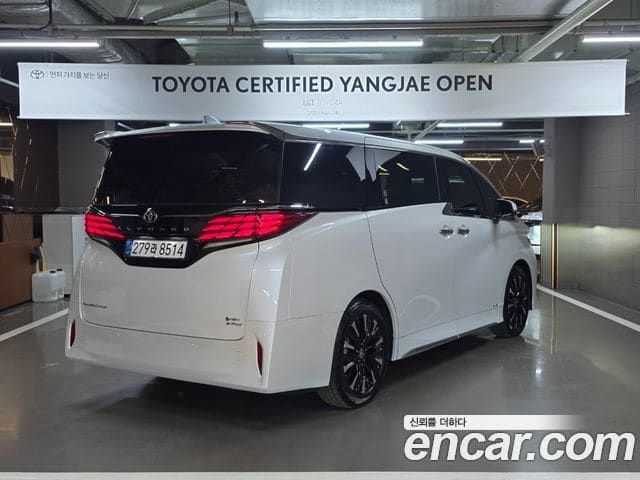 Toyota Alphard — фото 1