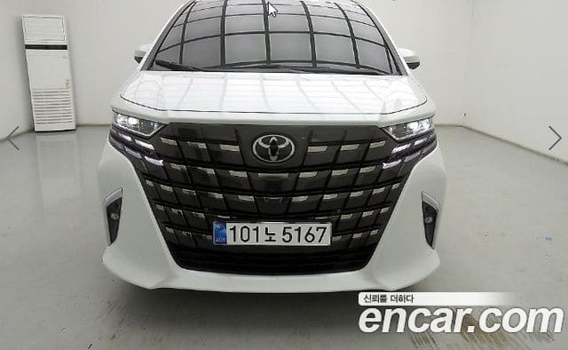 Toyota Alphard — фото 1