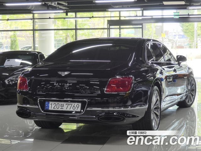 Bentley Flying Spur — фото 1