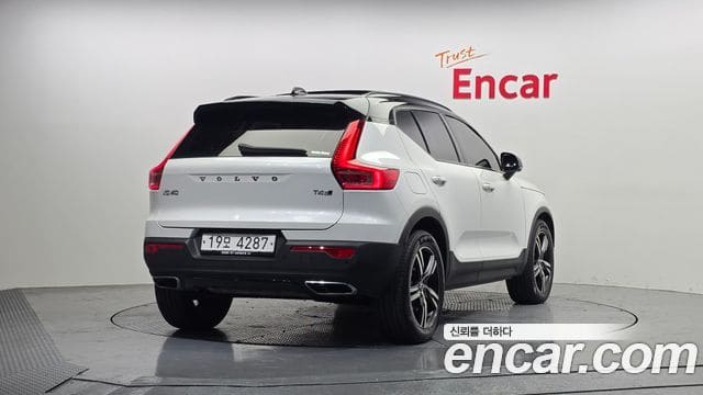 Volvo XC40 — фото 1