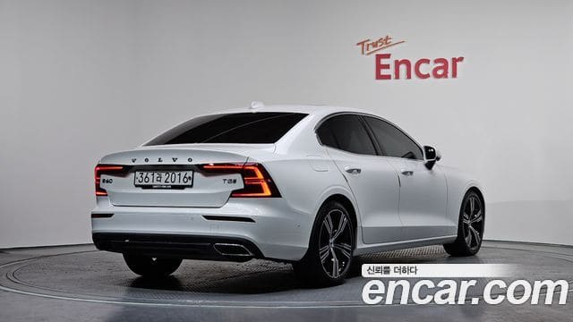 Volvo S60 — фото 1