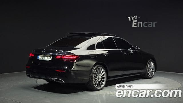 Mercedes-Benz E-Class — фото 1