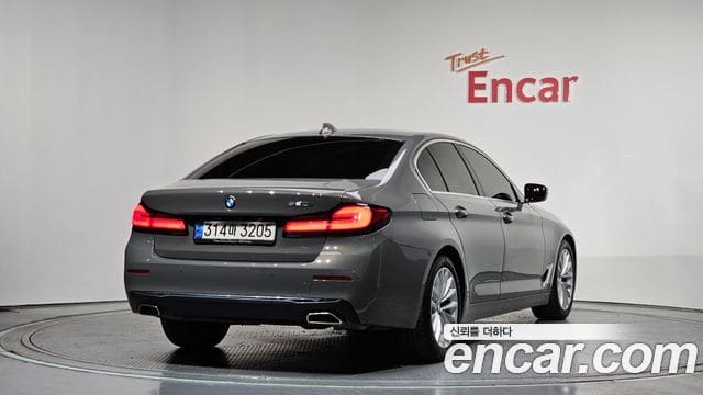 BMW 5 Series — фото 1