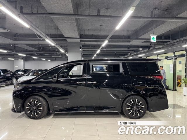 Toyota Alphard — фото 1