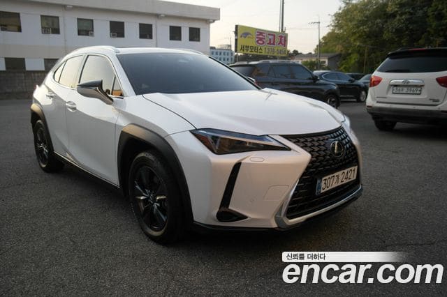 Lexus UX300h — фото 1