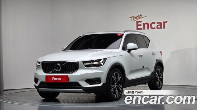 Volvo XC40 — фото 1