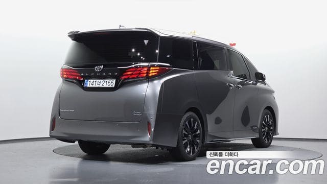 Toyota Alphard — фото 1