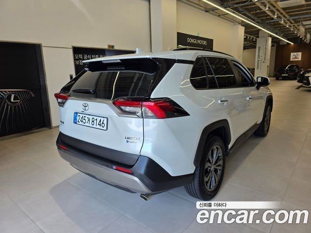 Toyota RAV4 — фото 1