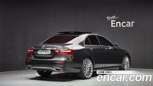 Mercedes-Benz E-Class — фото 1