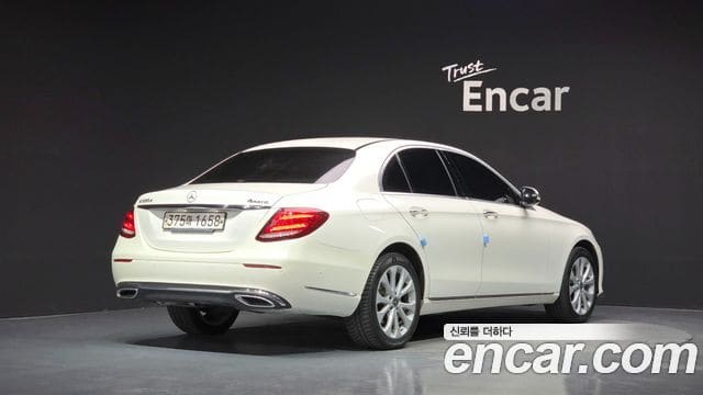 Mercedes-Benz E-Class — фото 1