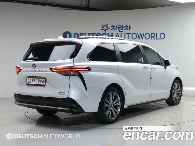 Toyota Sienna — фото 1