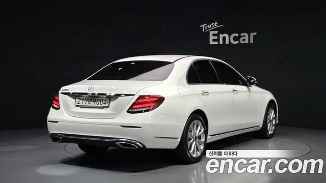 Mercedes-Benz E-Class — фото 1