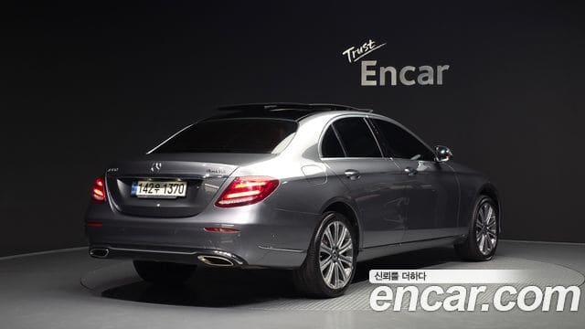 Mercedes-Benz E-Class — фото 1