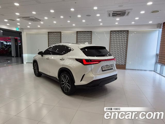 Lexus NX350h — фото 1