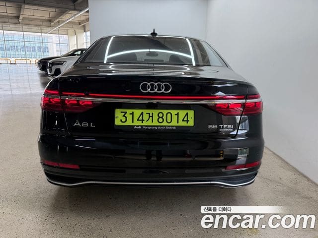 Audi A8 — фото 1