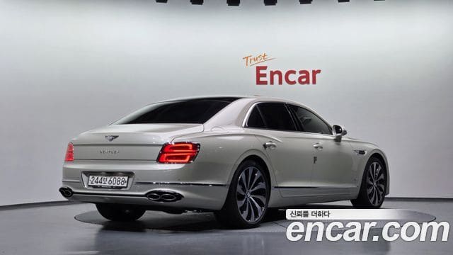 Bentley Flying Spur — фото 1