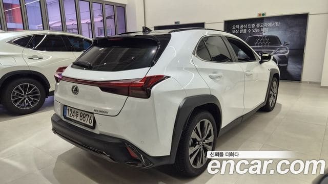 Lexus UX300h — фото 1