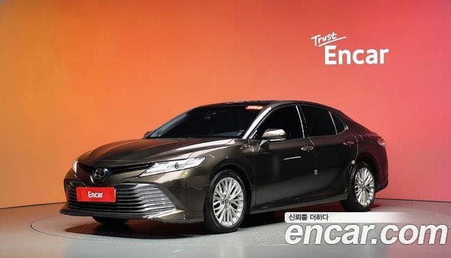Toyota Camry — фото 1