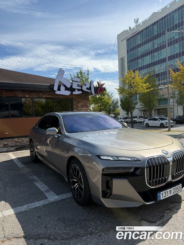 BMW 7 Series — фото 1