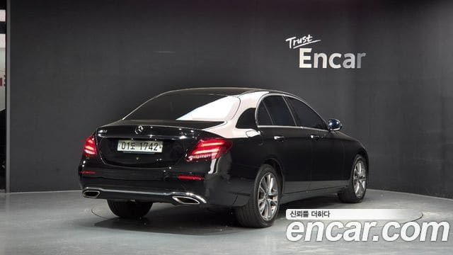Mercedes-Benz E-Class — фото 1