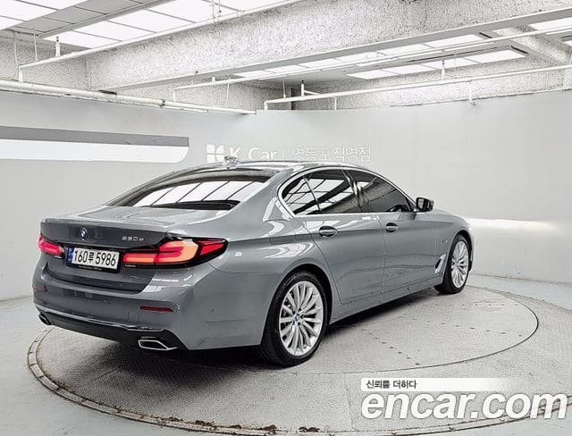 BMW 5 Series — фото 1