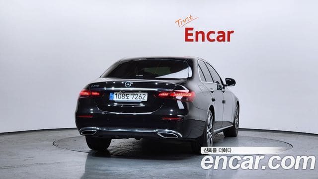 Mercedes-Benz E-Class — фото 1