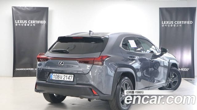 Lexus UX300h — фото 1