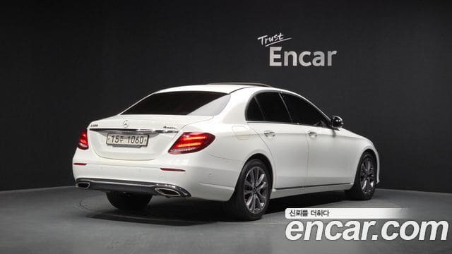 Mercedes-Benz E-Class — фото 1
