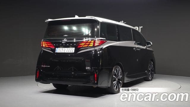 Toyota Alphard — фото 1