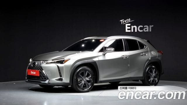 Lexus UX300h — фото 1
