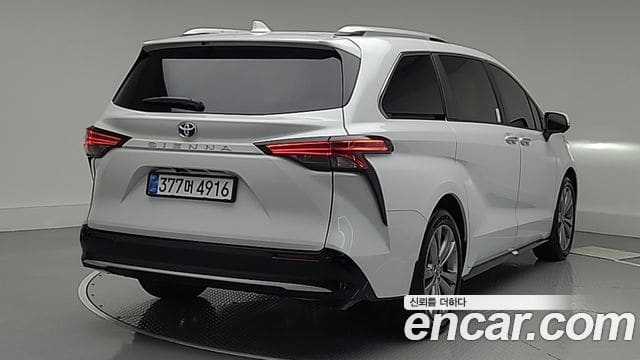 Toyota Sienna — фото 1