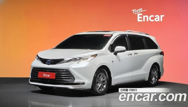 Toyota Sienna — фото 1