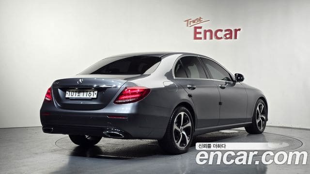 Mercedes-Benz E-Class — фото 1