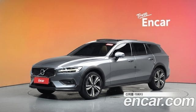 Volvo V60 Cross Country — фото 1