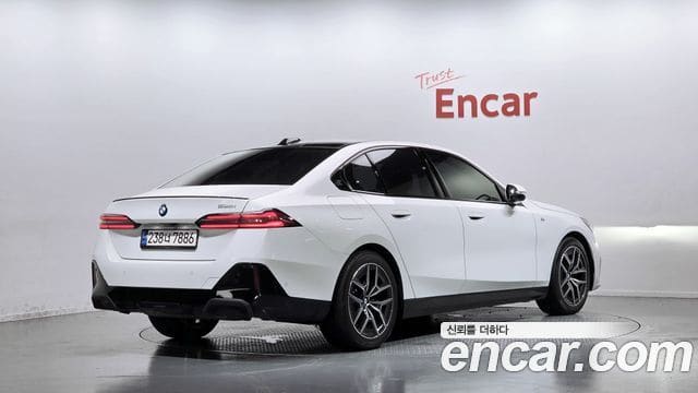 BMW 5 Series — фото 1