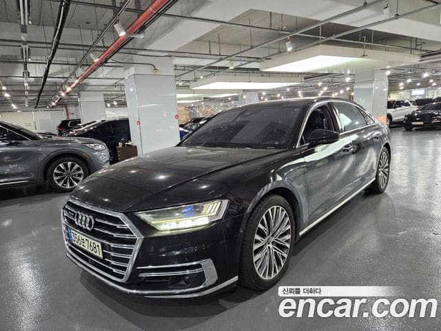 Audi A8 — фото 1