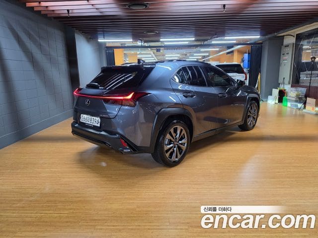 Lexus UX300h — фото 1