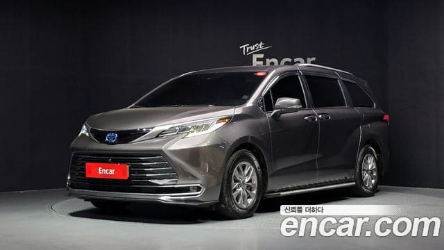 Toyota Sienna — фото 1