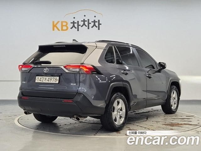 Toyota RAV4 — фото 1
