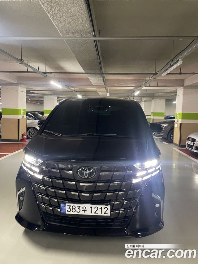 Toyota Alphard — фото 1