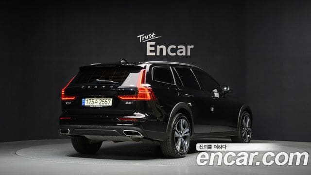 Volvo V60 Cross Country — фото 1